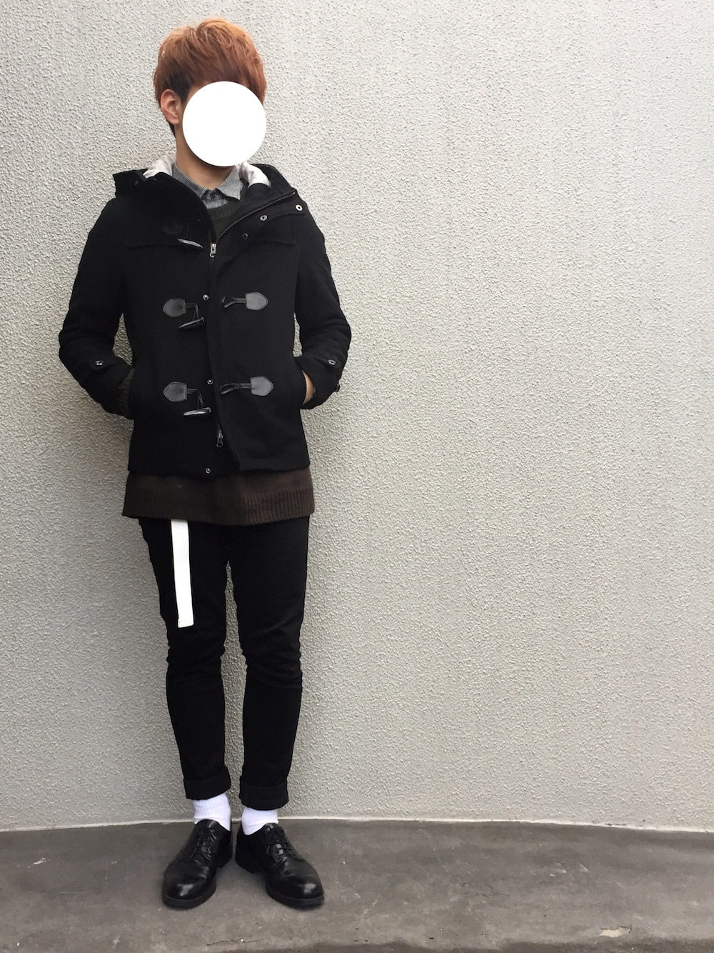 「シンプルコーデ、冬、黒、スキニー、Junred、GU、革靴、URBAN RESEARCH、ダッフルコート、ニット」｜「JUNREDのショートダッフル（ダッフルコート、ブラック系）」を使った、こうさん（メンズ・171cm）の冬コーディネートの1枚目の写真