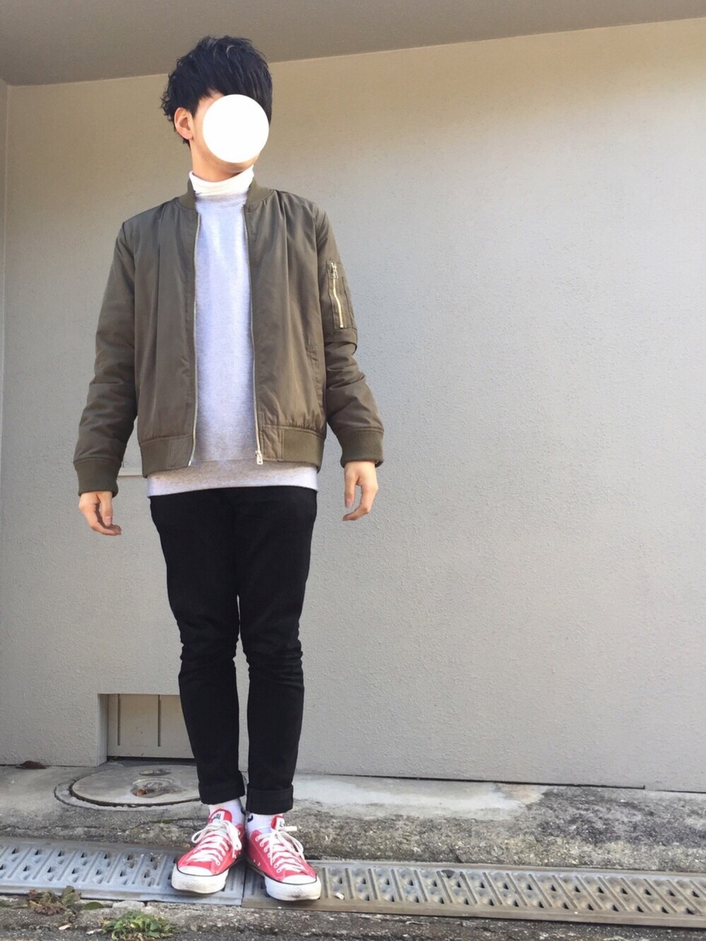 ホワイト系のTシャツ/カットソー、グリーン系のMA-1、グレー系のスウェットを着用したメンズの冬コーディネートの1枚目の写真