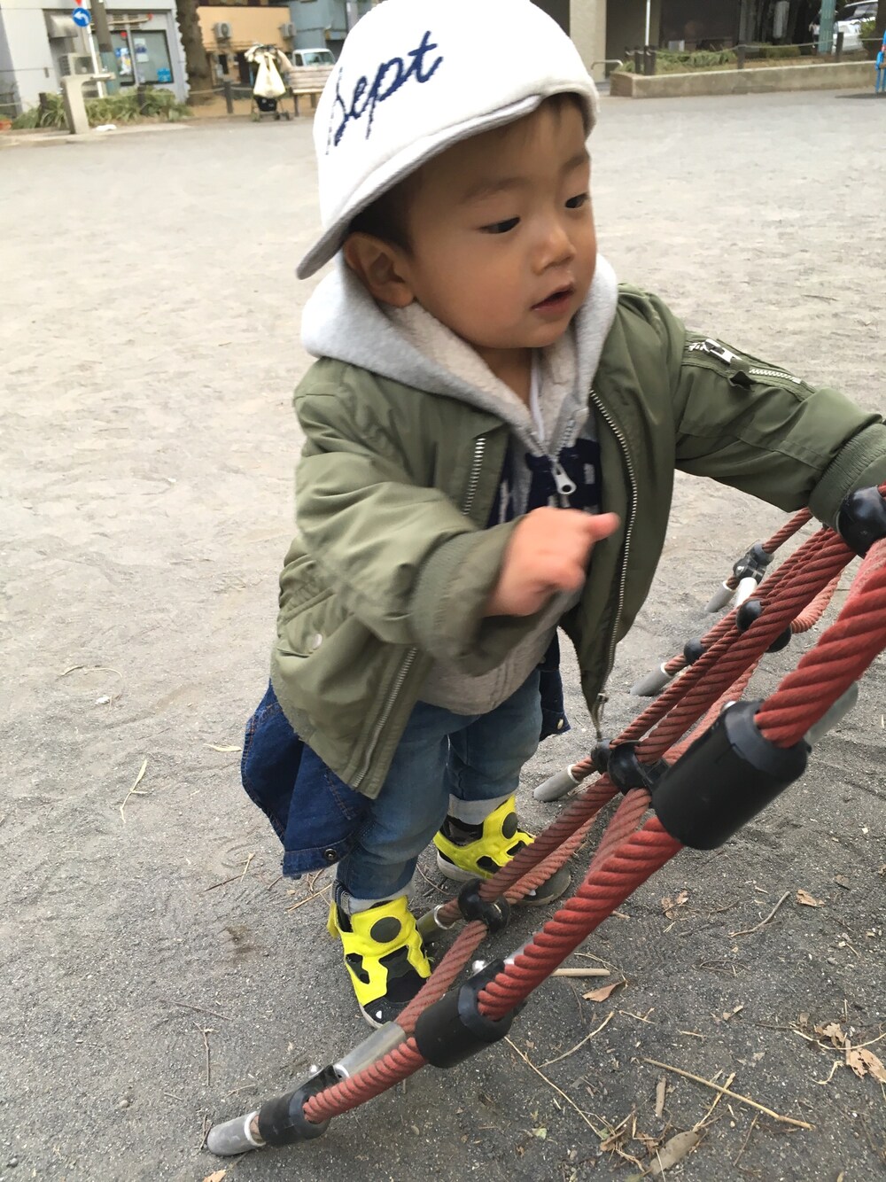 「おとこのこ、MA-1、reebok、キャップ、デニムシャツ、公園スタイル」｜「petit mainのロゴ入りコーデュロイキャップﾟ（キャップ、ホワイト系）」を使った、yukajyuさん（キッズ・70cm）の春コーディネートの1枚目の写真