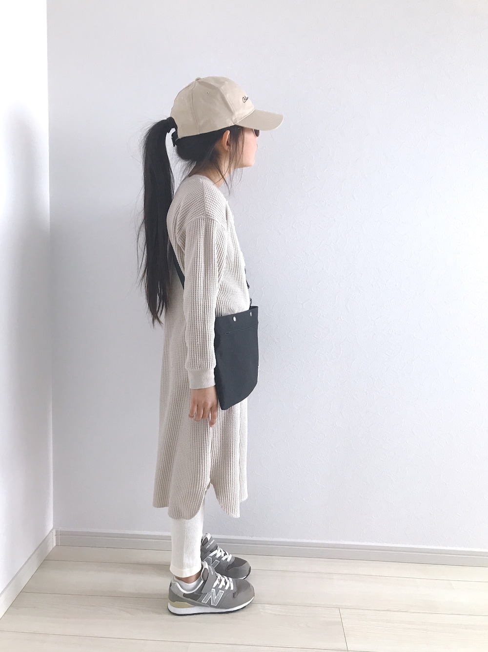 「キッズコーデ、女の子コーデ、春、おんなのこコーデ、シンプル、春休み、GU、小学生、ワッフル」｜「CIAOPANIC TYPYの【ママとおそろい】あったかワッフル2WAYワンピース（ワンピース、ベージュ系）」を使った、LEEさん（キッズ・128cm）の春コーディネートの1枚目の写真
