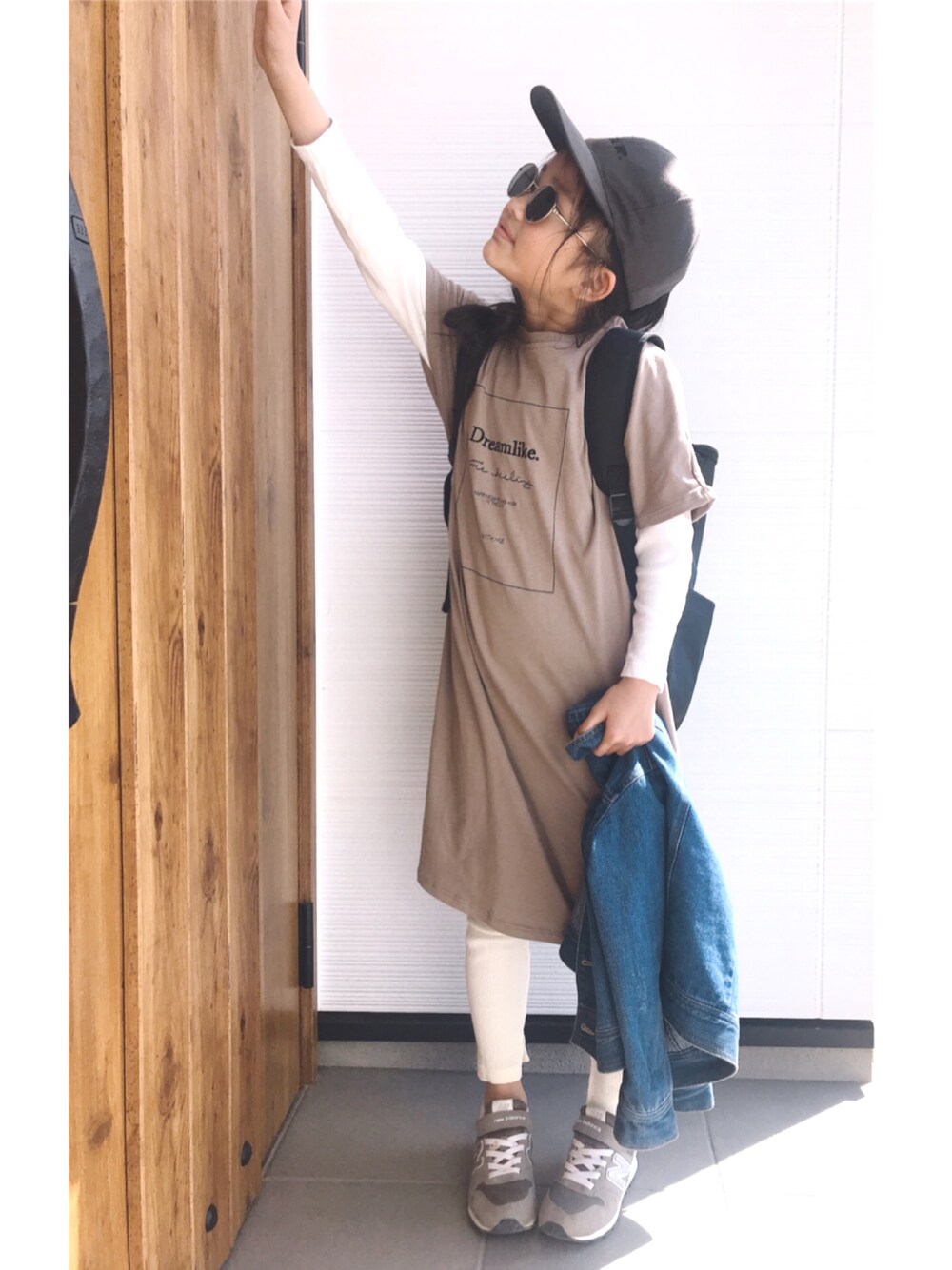 「ブラウン、春コーデ、キッズコーデ、おしゃれさんと繋がりたい、スニーカーコーデ、キッズファッション、キャップ、デニム、ニューバランス、GU」｜「Birthdayのアイテム（ワンピース、ブラウン系）」を使った、LEEさん（キッズ・128cm）の春コーディネートの1枚目の写真