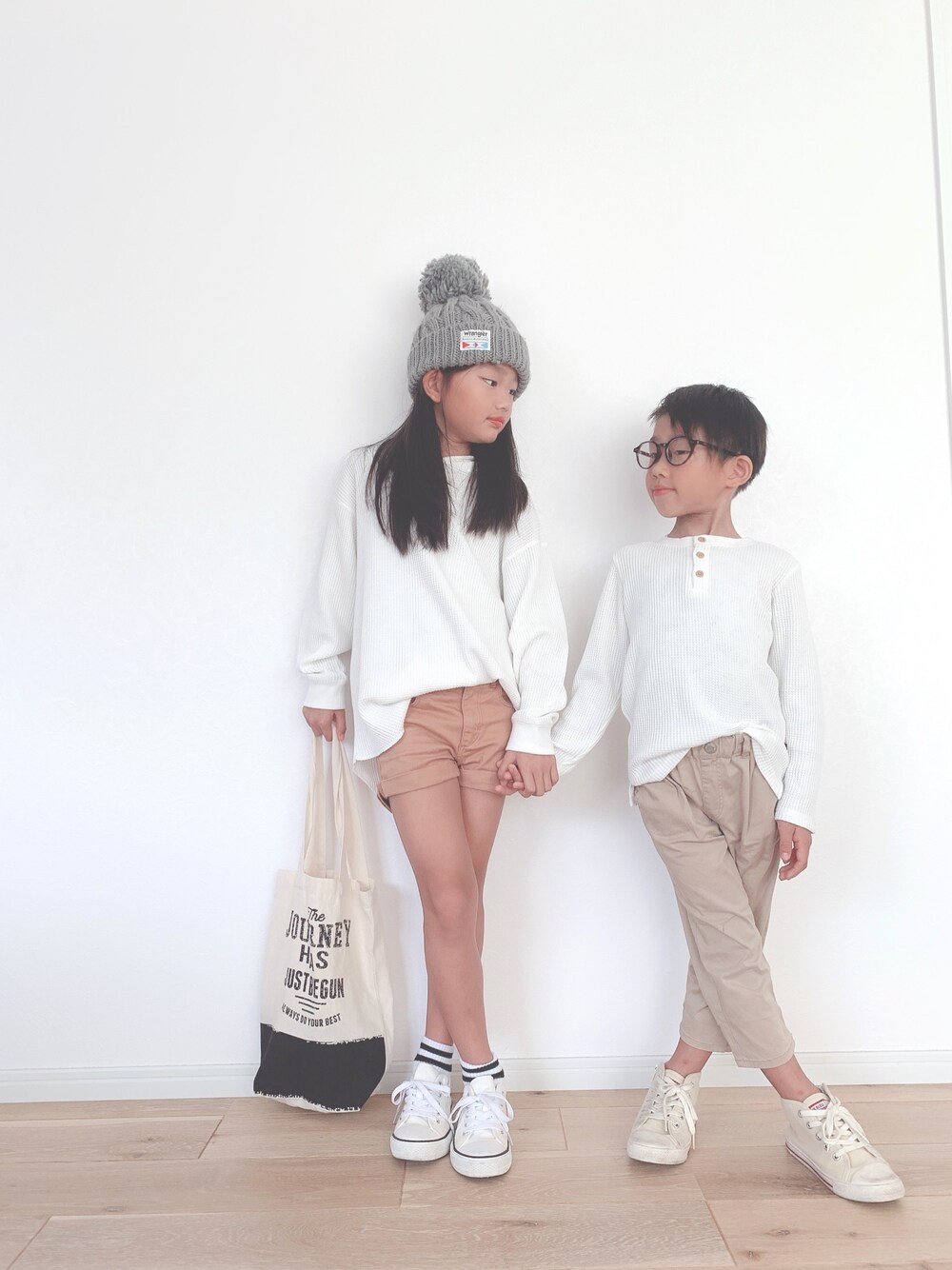 ホワイト系のパーカー、ホワイト系のトップスを着用したキッズの秋コーディネートの1枚目の写真