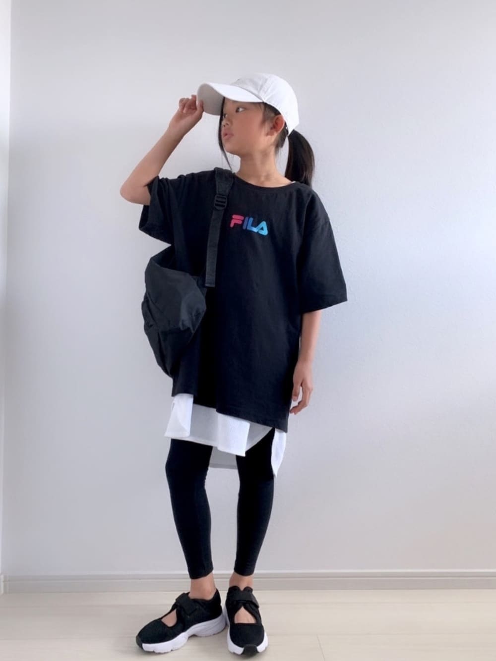 ブラック系のTシャツ/カットソー、ホワイト系のその他トップス、ブラック系のサンダルを着用したキッズの春コーディネートの1枚目の写真