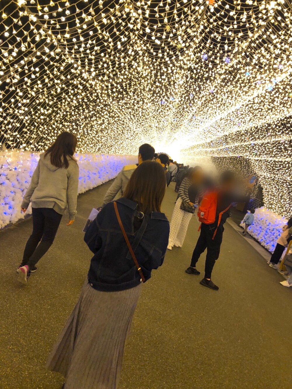 グレー系のスカート、その他のジャケット/アウター、レッド系のショルダーバッグを着用したレディースの秋コーディネートの1枚目の写真