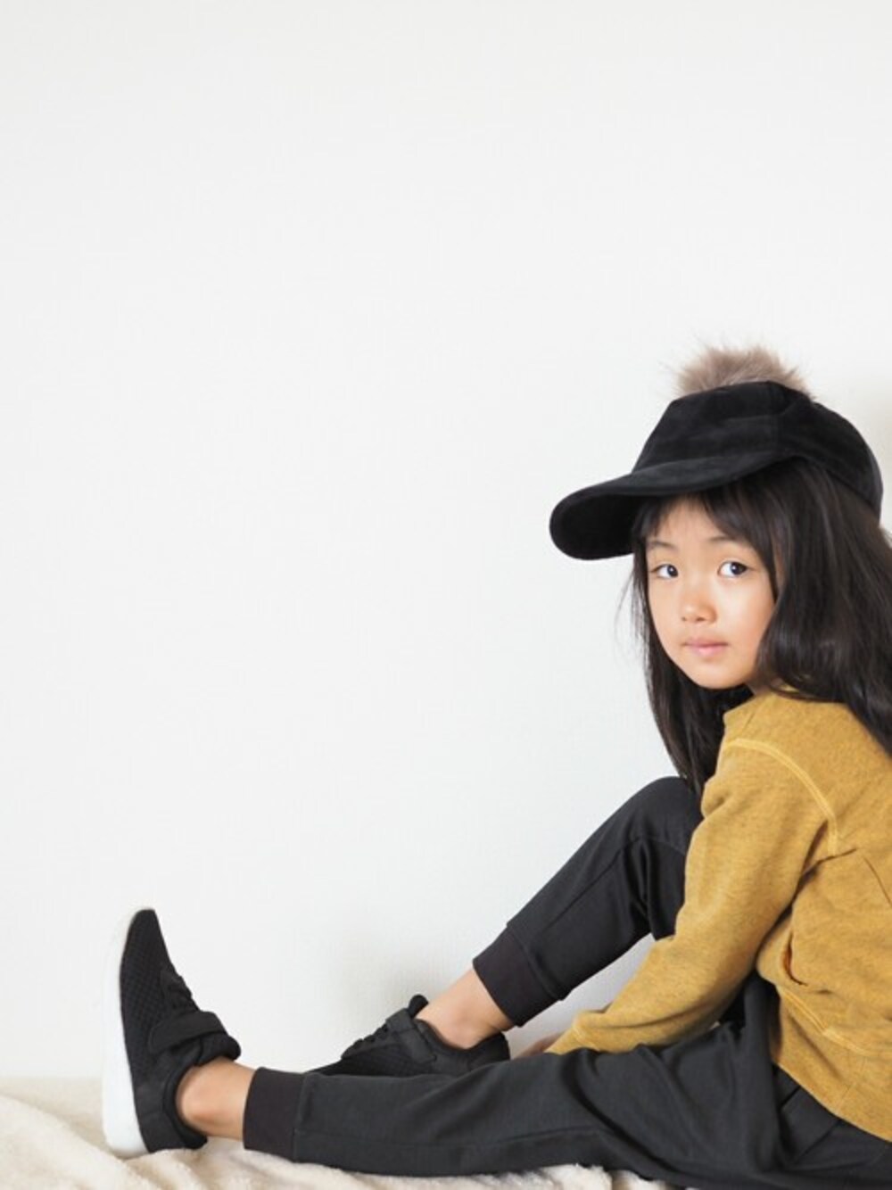 ブラック系のその他パンツ、イエロー系のスウェットを着用したキッズの夏コーディネートの1枚目の写真