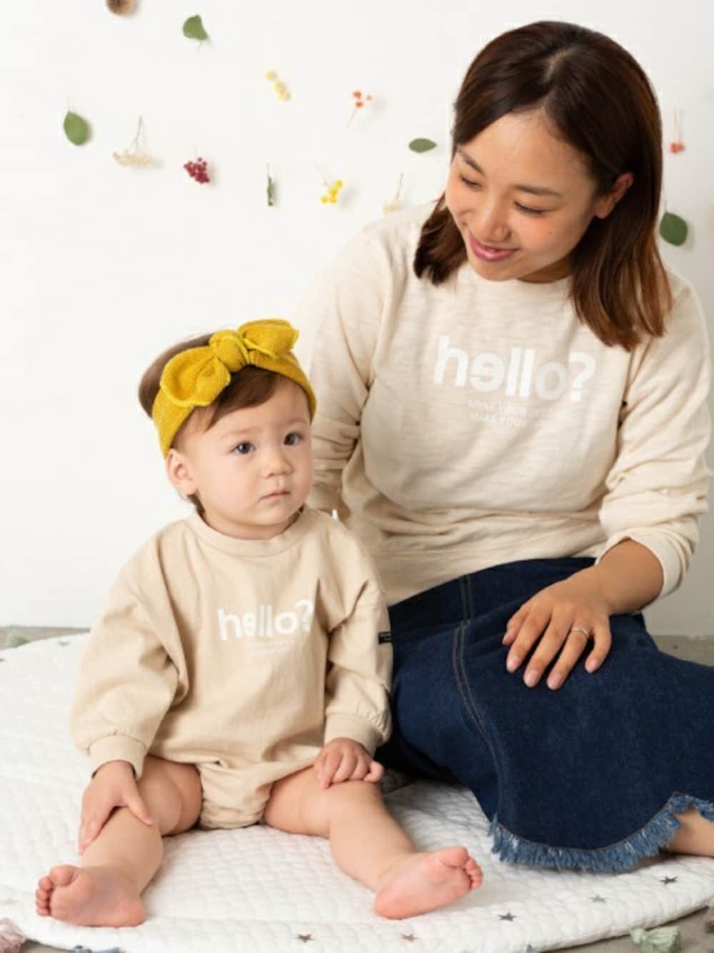 ベージュ系のTシャツ/カットソー、ベージュ系のロンパースを着用したキッズの冬コーディネートの1枚目の写真