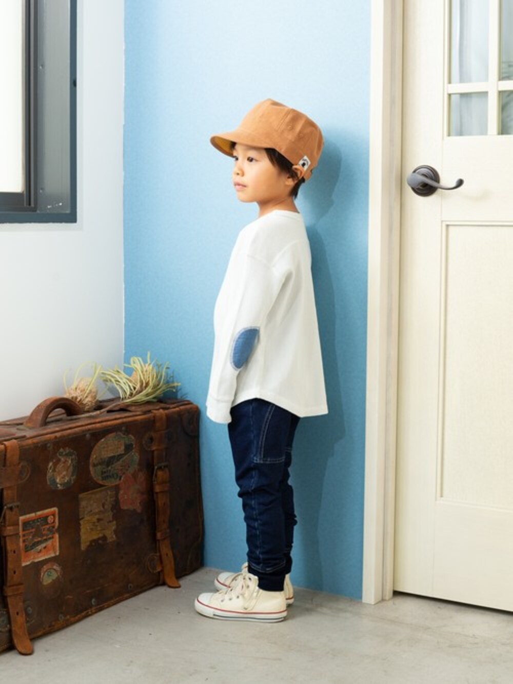 ベージュ系のTシャツ/カットソー、ブルー系のその他パンツを着用したキッズの冬コーディネートの1枚目の写真