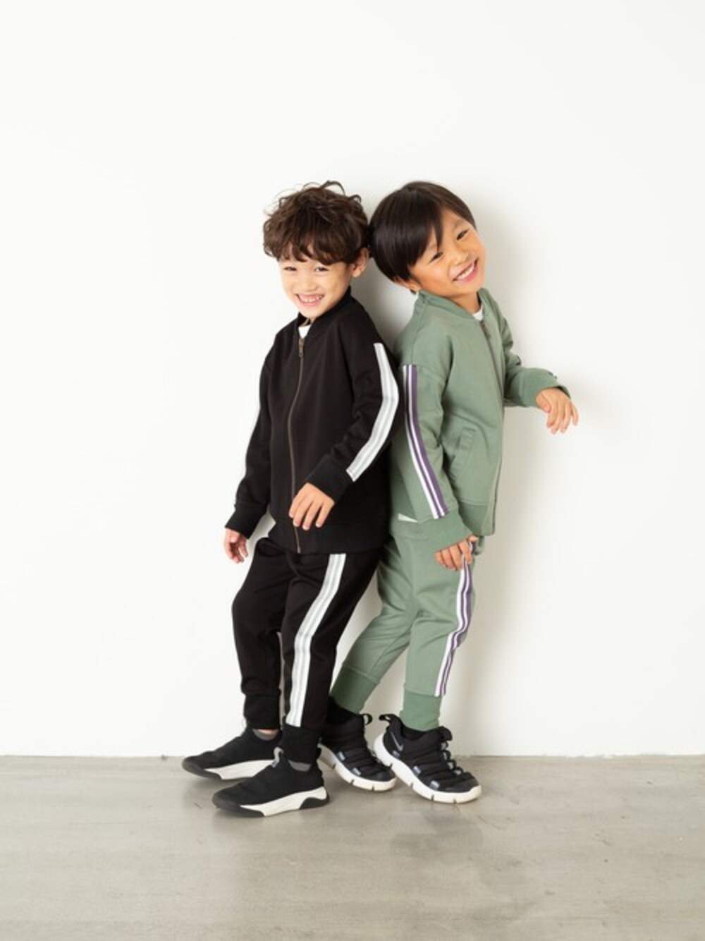 「セットアップ、サルエルパンツ、ジャージ、キッズコーデ、男の子、新作、春コーデ、ドロップショルダー、メイクユアデイ、make your day」｜「MAKE YOUR DAYの【リンクコーデ】ドロップショルダージャージブルゾン■90～140cm（ブルゾン、ブラック系）」を使った、makeyourday_officialさん（キッズ・110cm）の冬コーディネートの1枚目の写真