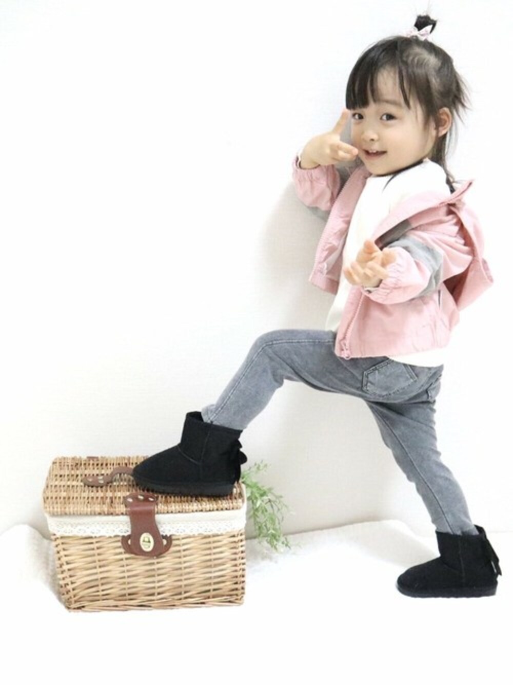 「ピンク、アウトドア、バイカラー、新作、春コーデ、羽織り、女の子、メッシュ、メイクユアデイ、make your day」｜「MAKE YOUR DAYの【リンクコーデ】裏メッシュウィンドブレーカー■80～140cm（マウンテンパーカー、ピンク系）」を使った、makeyourday_officialさん（キッズ・110cm）の冬コーディネートの1枚目の写真