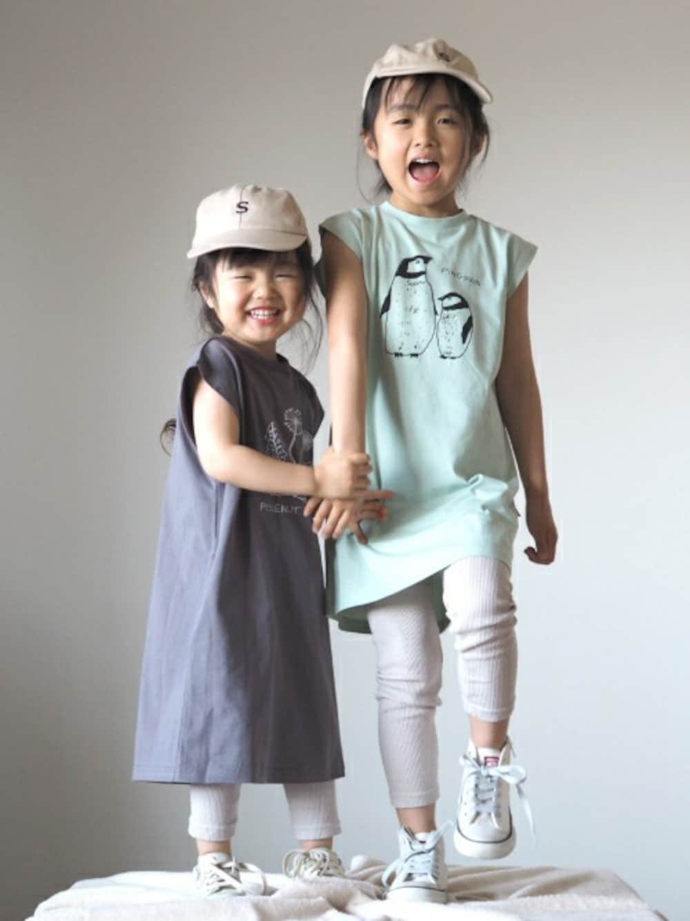 グリーン系のワンピース、グレー系のワンピースを着用したキッズの春コーディネートの1枚目の写真