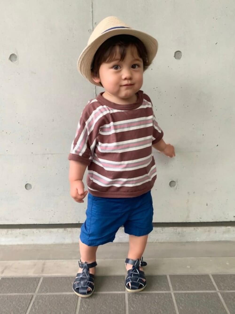 ブラウン系のTシャツ/カットソー、ブルー系のカーゴパンツを着用したキッズの夏コーディネートの1枚目の写真