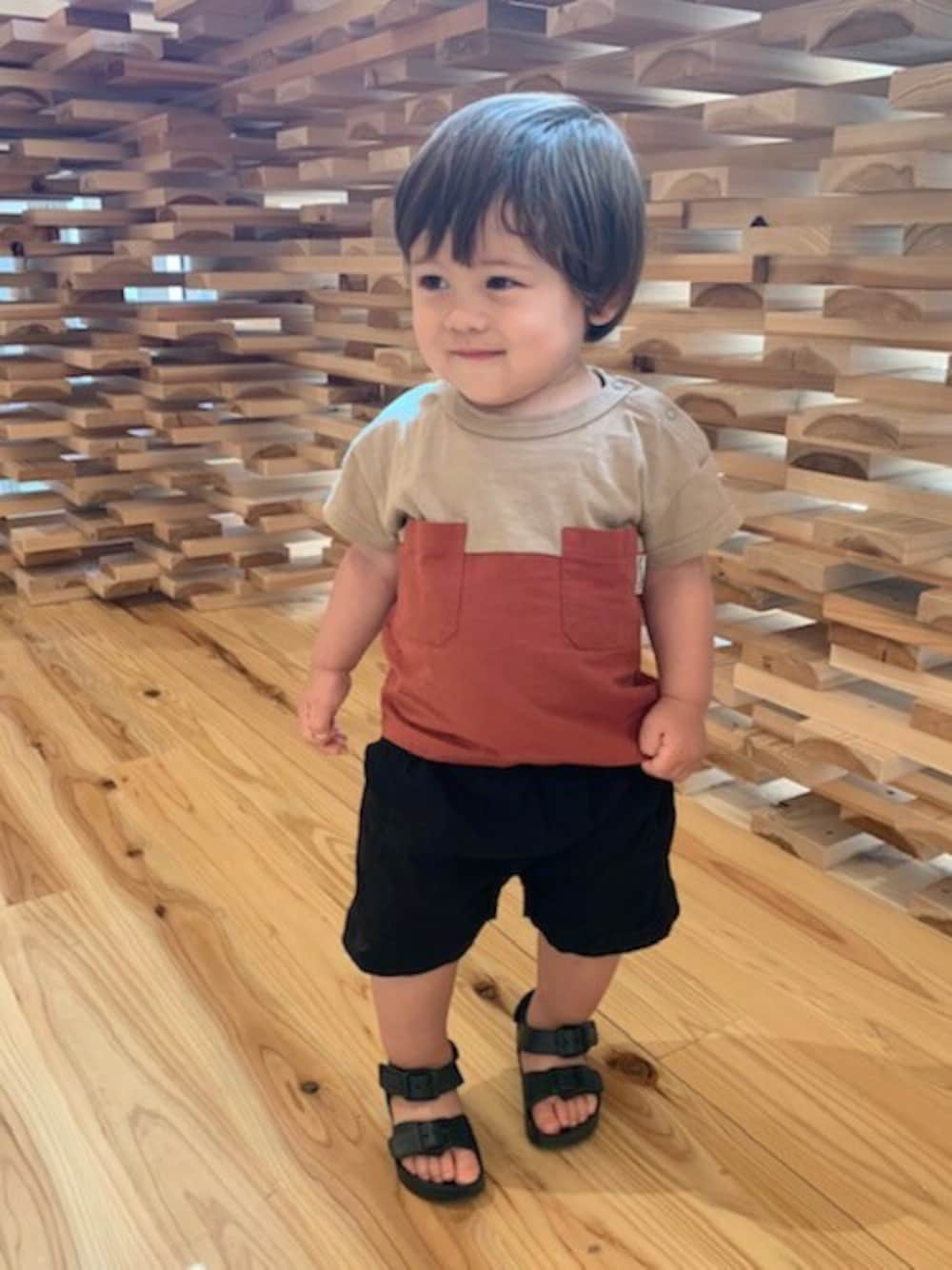 ベージュ系のTシャツ/カットソー、ブラック系のその他パンツを着用したキッズの夏コーディネートの1枚目の写真