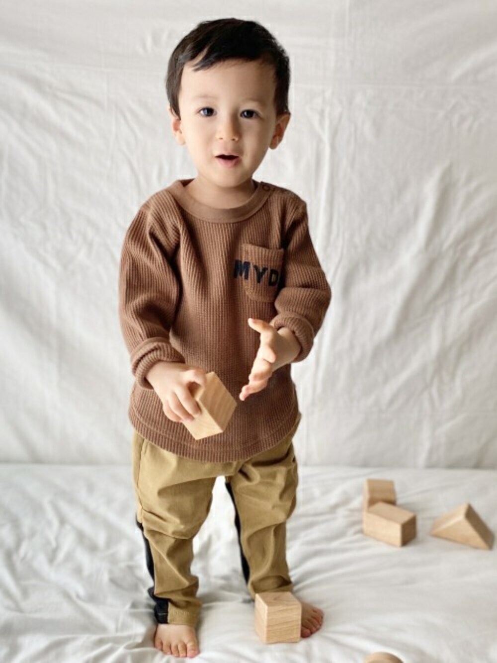 「ロンT、秋色、キッズコーデ、男の子、新作、ジョッパーズパンツ、ワッフル、秋コーデ、メイクユアデイ、make your day」｜「MAKE YOUR DAYのMYDワッフルポケット長袖Tシャツ■80～140cm（Tシャツ/カットソー、ブラウン系）」を使った、makeyourday_officialさん（キッズ・80cm）の秋コーディネートの1枚目の写真