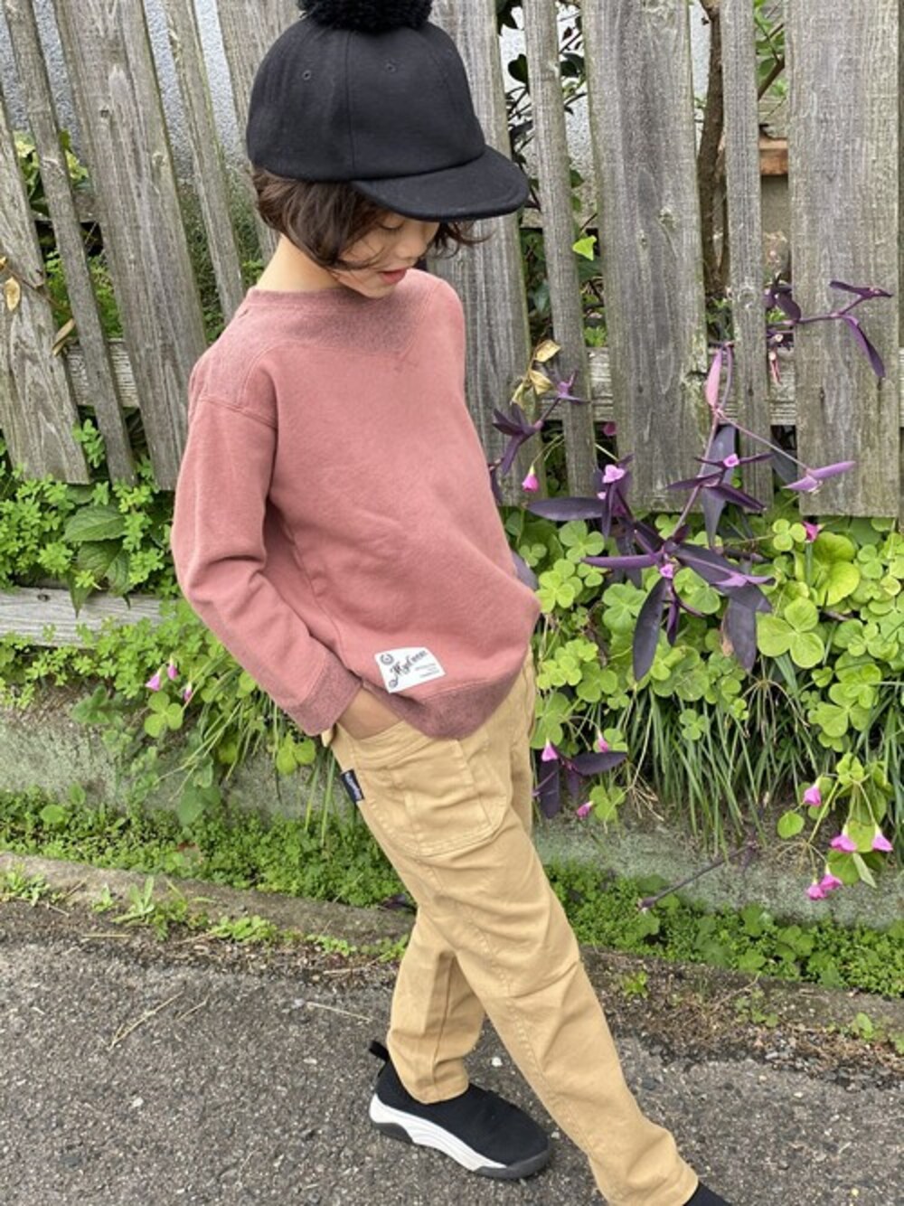 「ピンク、キッズコーデ、男の子、ジョガーパンツ、ボンボンキャップ、メイクユアデイ、make your day」｜「MAKE YOUR DAYのビンテージ切替裏毛トレーナー■80～140cm（スウェット、ピンク系）」を使った、makeyourday_officialさん（キッズ・110cm）の冬コーディネートの1枚目の写真