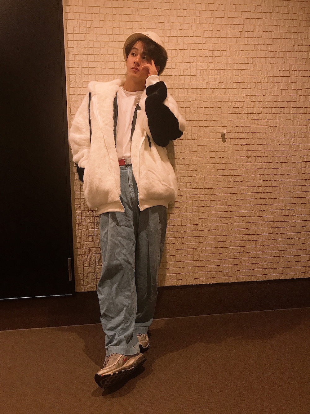 「レジエボ、ファーブルゾン、ビックシルエット、いいね、save、フォローお願いします🤑、RE730、おしゃれさんと繋がりたい、スニーカー、Tシャツ、爽やかコーデ、REGIEVO」｜「RE730の【RE730】スーパービッグファーパーカーブルゾン　ビッグシルエット　モフモフシリーズ（ブルゾン、ホワイト系）」を使った、makotoさん（メンズ・168cm）の秋コーディネートの1枚目の写真