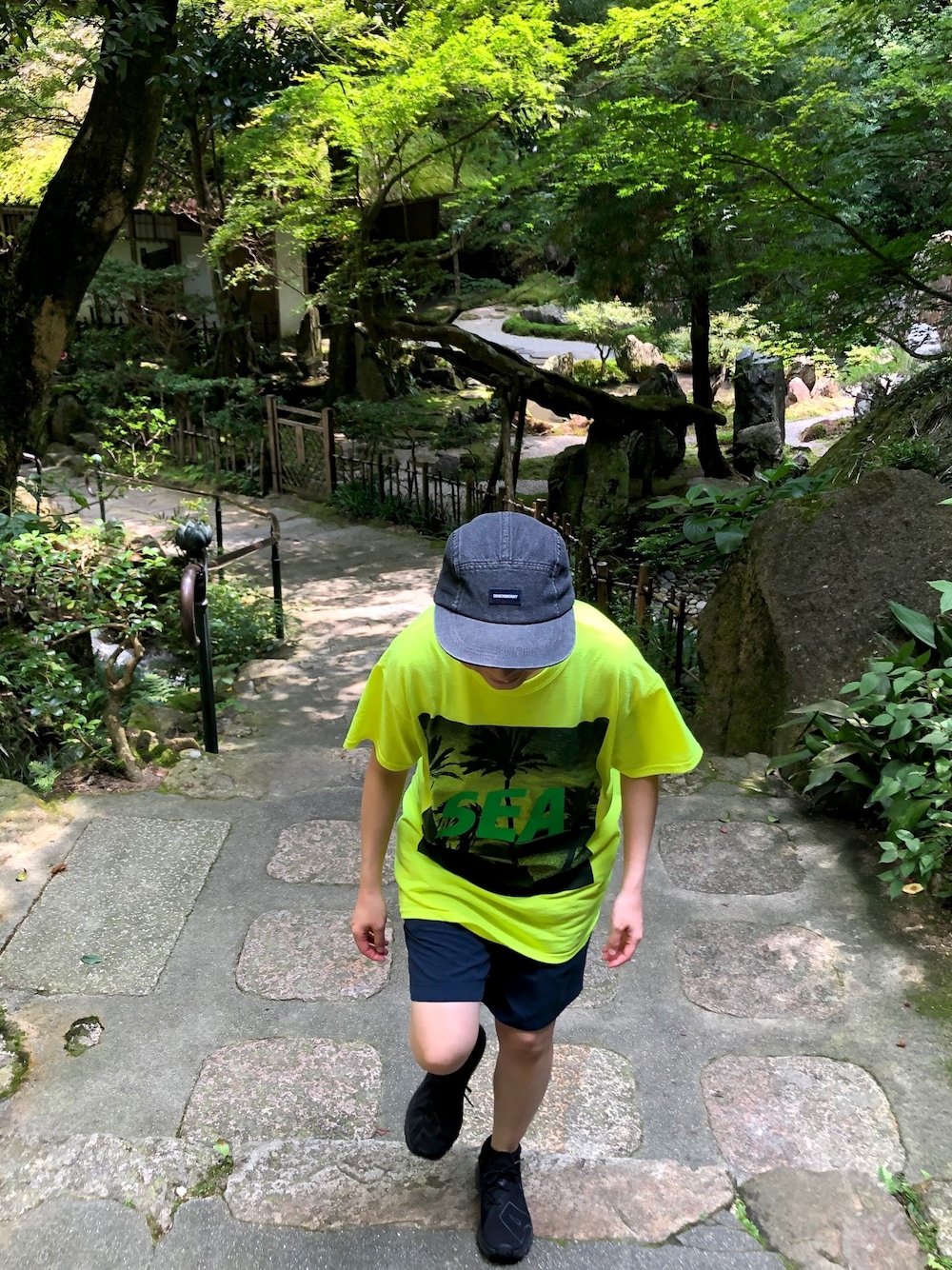 イエロー系のTシャツ/カットソー、ブルー系のその他パンツ、ブラック系のスニーカーを着用したレディースの夏コーディネートの1枚目の写真