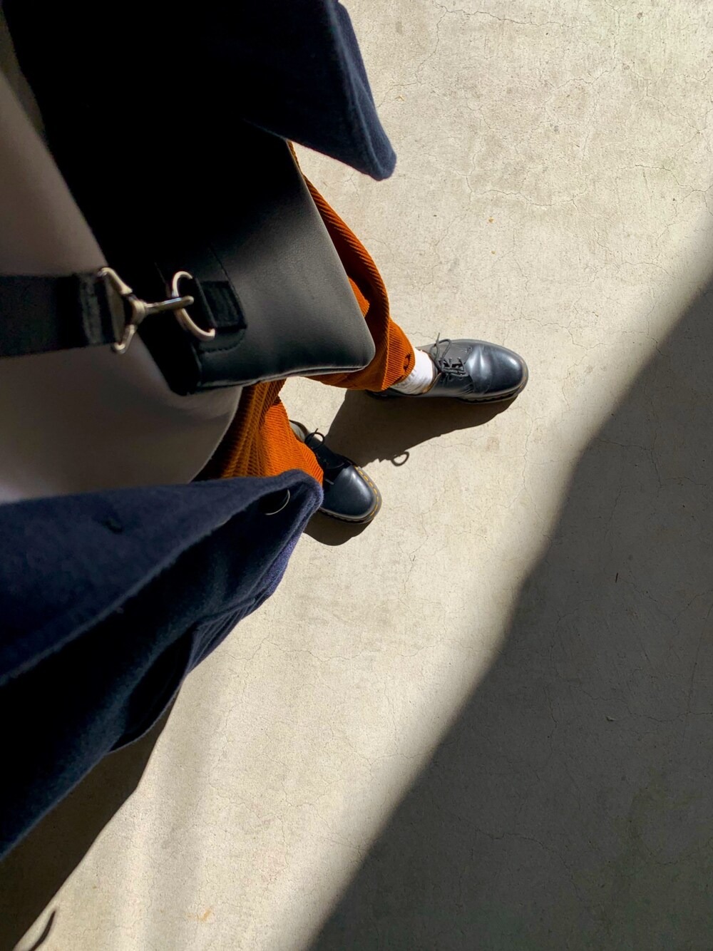 「Dr. Martensのアイテム（シューズ、ブラック系）」を使った、takumi2403さん（メンズ・169cm）の秋コーディネートの1枚目の写真