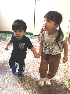 「Birthday（バースデイ）のアイテム（トップス、ホワイト系）」を使った、スボンシポプさん（キッズ）の秋コーディネート