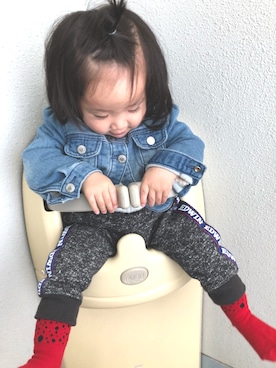 「GAP（ギャップ）のアイテム（デニムジャケット、ブルー系）」を使った、スボンシポプさん（キッズ）の秋コーディネート