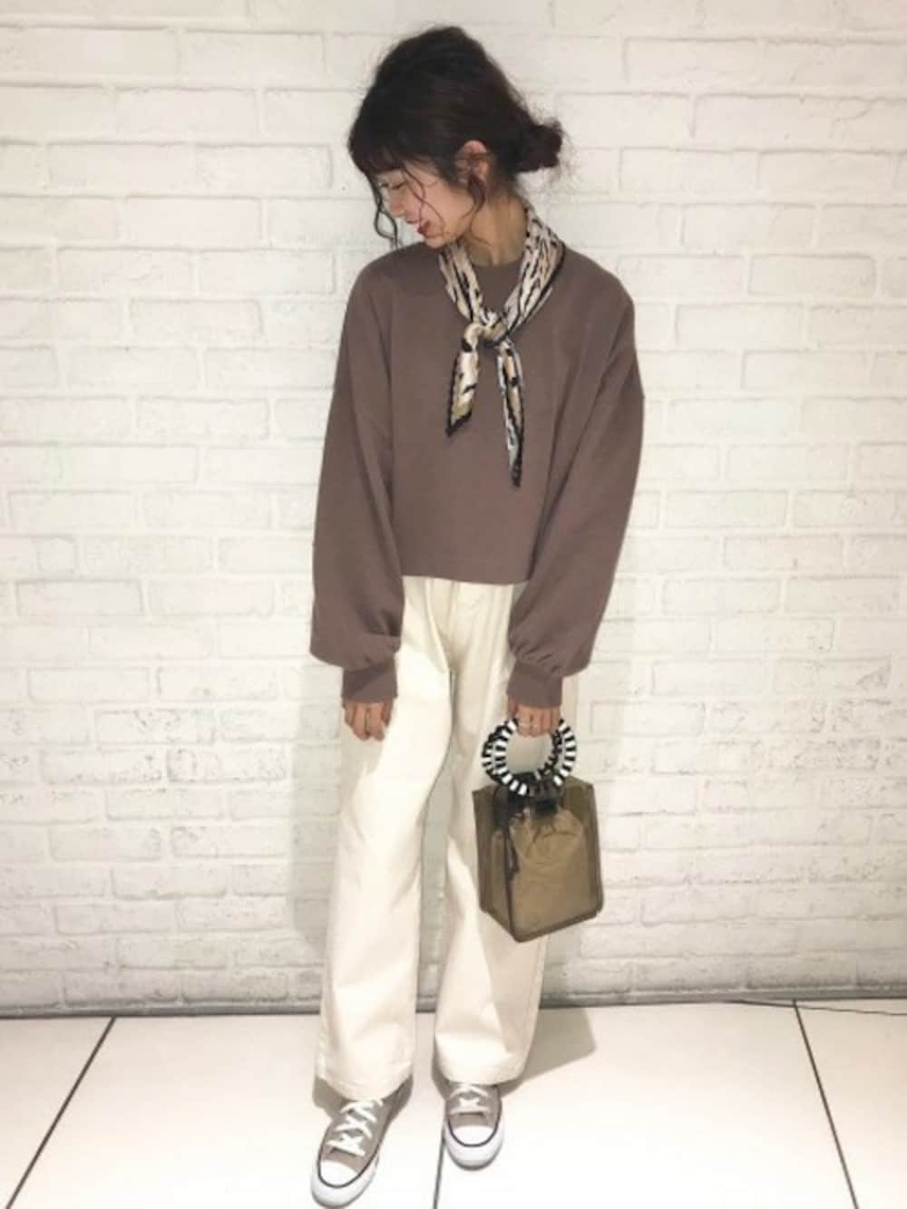 「カットソー、スカート、JEANASiS、ジーナシス、ロンT、ワイドパンツ、ホワイトデニム、パンツスタイル、ショート丈トップス」｜「JEANASISのボリュームスリーブショートロンT/827169（Tシャツ/カットソー、ブラウン系）」を使った、JS天神ソラリアプラザ店STAFFさん（レディース・157cm）の春コーディネートの1枚目の写真