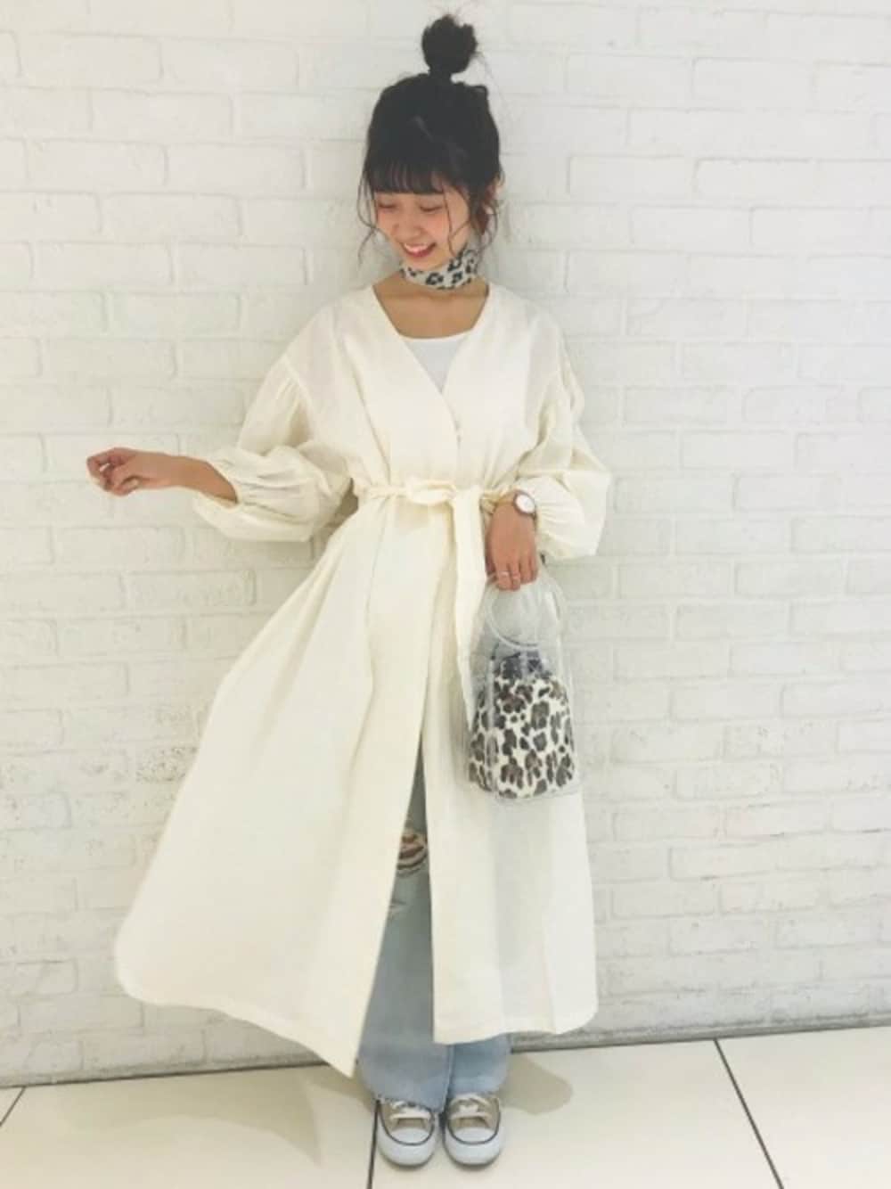 「カシュクール、ワンピース、JEANASiS、ジーナシス、MIXスタイル、ホワイトコーデ、ダメージデニムパンツ、春コーデ、甘辛mix」｜「JEANASISのパフスリーブデザインワンピース/824909（ワンピース、ホワイト系）」を使った、JS天神ソラリアプラザ店STAFFさん（レディース・157cm）の春コーディネートの1枚目の写真