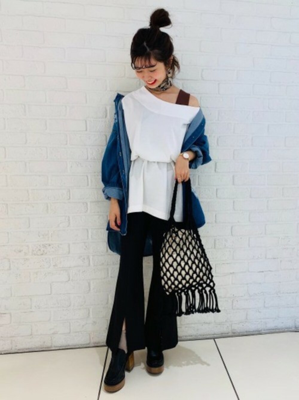 「JEANASiS、デニムシャツ、ジーナシス、オフショルダー、ヒールブーツ、春コーデ、ビッグシャツ、スリットパンツ、オフショルカットソー」｜「JEANASISのデニムクラッシュオーバーシャツ/822085（シャツ/ブラウス、ブルー系）」を使った、JS天神ソラリアプラザ店STAFFさん（レディース・157cm）の春コーディネートの1枚目の写真
