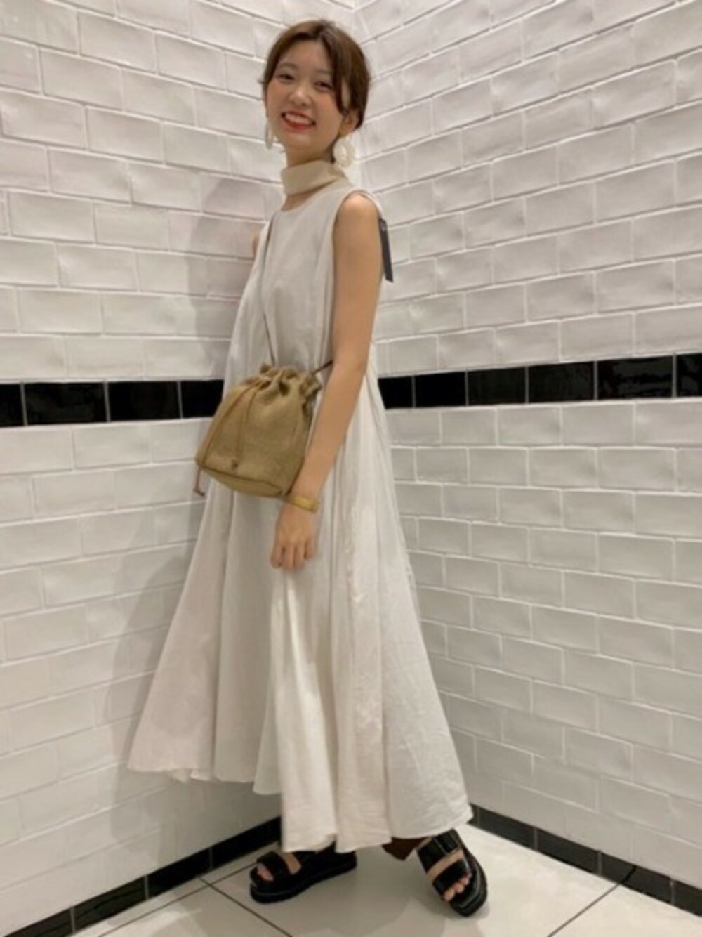 「カジュアル、JEANASiS、ジーナシス、スカーフ、巾着バッグ、夏コーデ、厚底サンダル、ミックススタイル、フレアワンピース、ノースリワンピ」｜「JEANASISのコットンボイルキリカエワンピースNS/842746（ワンピース、ホワイト系）」を使った、JS天神ソラリアプラザ店STAFFさん（レディース・157cm）の夏コーディネートの1枚目の写真