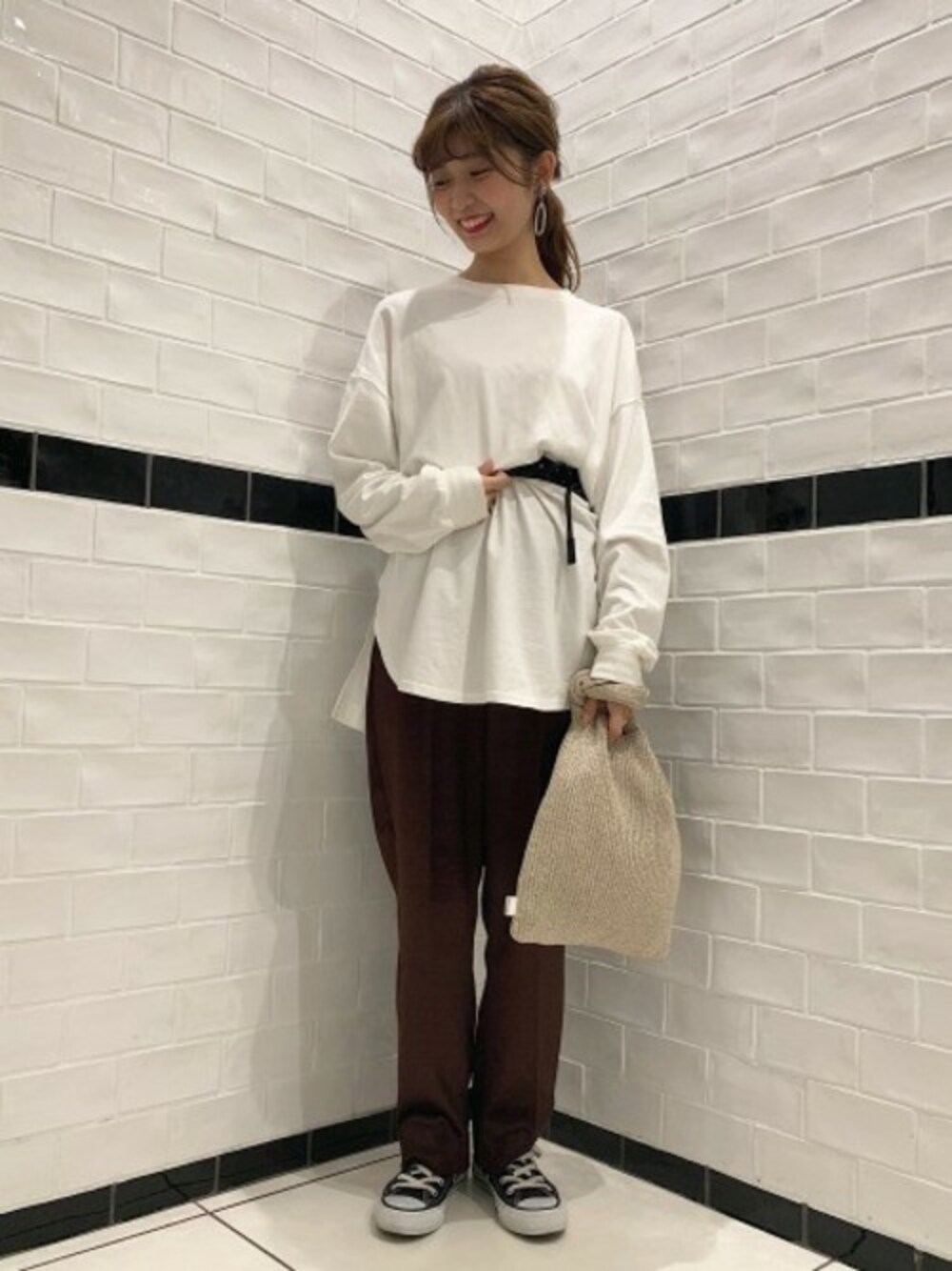 「カジュアル、JEANASiS、ジーナシス、ロンT、スニーカーコーデ、ウエストマーク、サテンパンツ、ホワイト×ブラウン、ビッグロンＴ」｜「JEANASISのシャツテイルBIGロンT/826709（Tシャツ/カットソー、ホワイト系）」を使った、JS天神ソラリアプラザ店STAFFさん（レディース・157cm）の秋コーディネートの1枚目の写真