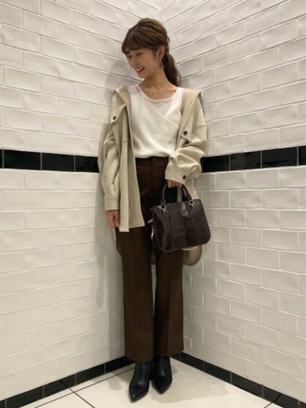「カジュアル、スラックス、JEANASiS、ジーナシス、ボストンバッグ、ビッグシャツ、ブラウンコーデ、ニットキャミソール、ベージュ×ブラウン、秋コーデ」｜「JEANASISのスエードライクBIGシャツLS/855054（シャツ/ブラウス、ホワイト系）」を使った、JS天神ソラリアプラザ店STAFFさん（レディース・157cm）の秋コーディネートの1枚目の写真