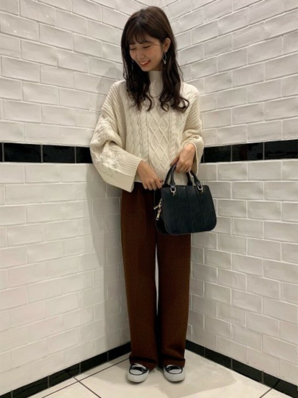 「JEANASiS、ケーブルニット、ジーナシス、スニーカーコーデ、ハイネックニット、ホワイト×ブラウン、ジャガードパンツ、秋コーデ、ミニBAG」｜「JEANASISの5Gケーブルハイネックショートニット/848057（ニット/セーター、ホワイト系）」を使った、JS天神ソラリアプラザ店STAFFさん（レディース・157cm）の秋コーディネートの1枚目の写真