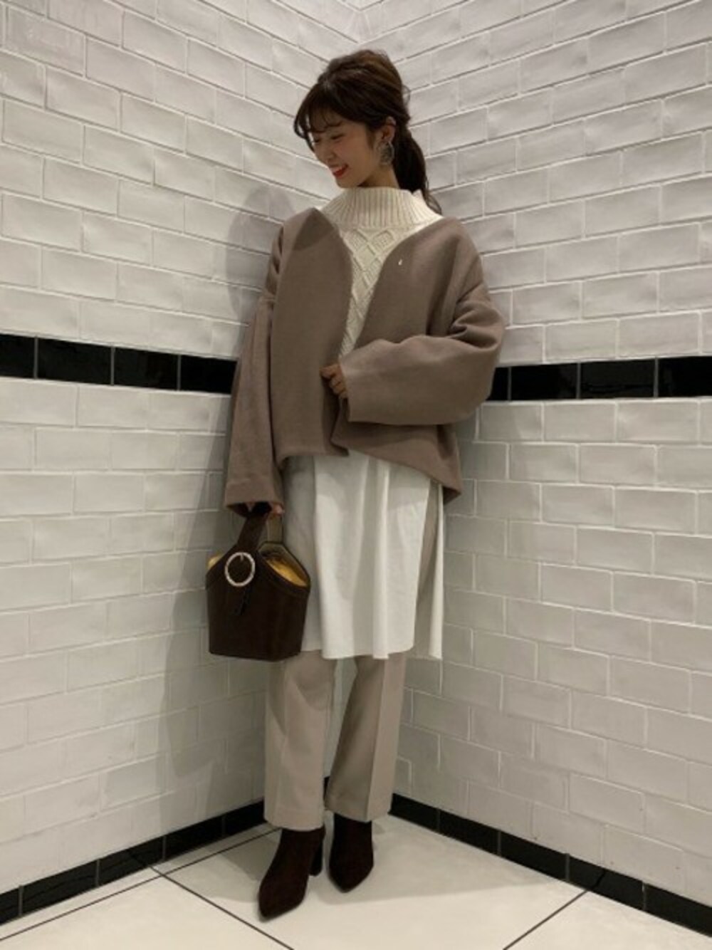 「ショルダーバッグ、JEANASiS、ケーブルニット、ウールコート、冬コーデ、ジーナシス、ショートコート、ファーバッグ、ハイネックニット、ノーカラージャケット」｜「JEANASISのショートビーバーハーフノーカラーコート/839533（その他アウター、ブラウン系）」を使った、JS天神ソラリアプラザ店STAFFさん（レディース・157cm）の秋コーディネートの1枚目の写真