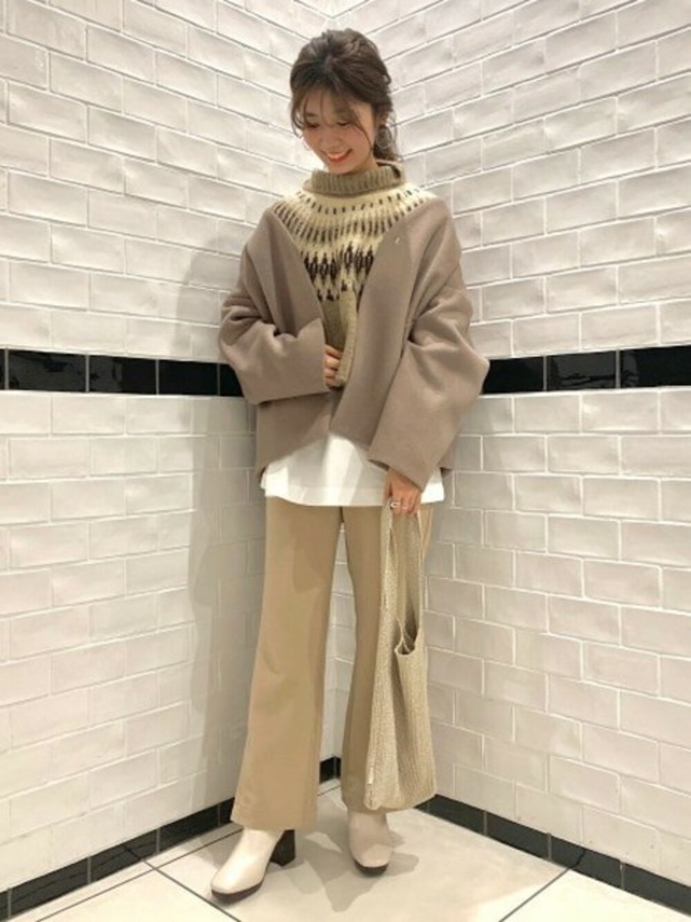 「ワントーンコーデ、ハイネック、JEANASiS、レイヤードスタイル、ジーナシス、フェアアイル、ノルディック柄、フレアパンツ、ベージュコーデ、ショートニット」｜「JEANASISの3Gフェアアイルハイネックニット/857065（ニット/セーター、ブラウン系）」を使った、JS天神ソラリアプラザ店STAFFさん（レディース・157cm）の冬コーディネートの1枚目の写真