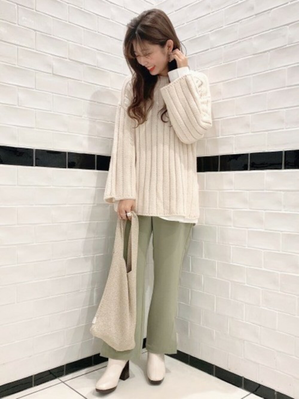 「カラーパンツ、JEANASiS、冬コーデ、レイヤードスタイル、ジーナシス、リブニット、フレアパンツ、白ブーツ、スリットパンツ、ニットBAG」｜「JEANASISの3Gアミジキリカエニット/862994（ニット/セーター、ホワイト系）」を使った、JS天神ソラリアプラザ店STAFFさん（レディース・157cm）の冬コーディネートの1枚目の写真