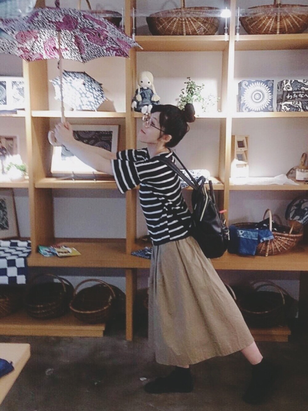 「ボーダー、スカート、サンダルに靴下、おだんごヘアー、めがね、ベージュ×ブラック、リュック」｜「RAGEBLUEのメタルラウンドメガネ/706385（メガネ、ブラック系）」を使った、かえ。さん（レディース・157cm）の夏コーディネートの1枚目の写真