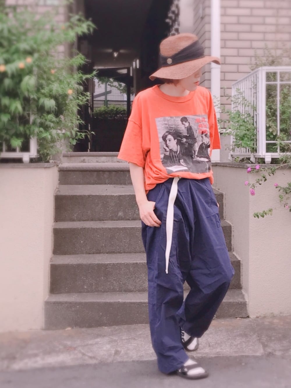 「ハット、プリントTシャツ、ラップパンツ、ロングベルト、スポーツサンダル、サンダルに靴下」｜「RNA-NのR3486 アシンメトリーラップパンツ（その他パンツ、ブルー系）」を使った、かえ。さん（レディース・158cm）の夏コーディネートの1枚目の写真