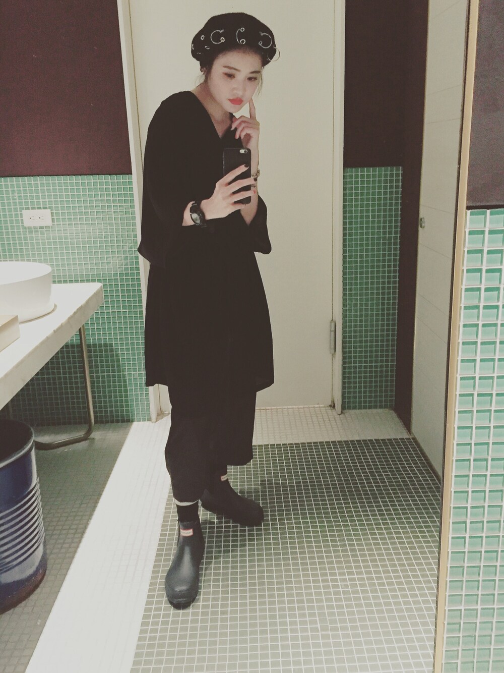 「Heatherのアイテム（シューズ、ブラック系）」を使った、柯小樹さん（レディース・166cm）の秋コーディネートの1枚目の写真