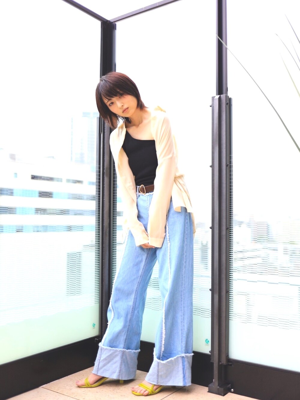 「夏、休日スタイル、リラックススタイル、オトナカジュアル、シアーシャツ、ワイドデニム、ワンショルダー、サンダル、GU、SLY」｜「SLYのTHIN STRAP SANDAL ストラップサンダル（サンダル、グリーン系）」を使った、はるひさん（レディース・157cm）の夏コーディネートの1枚目の写真
