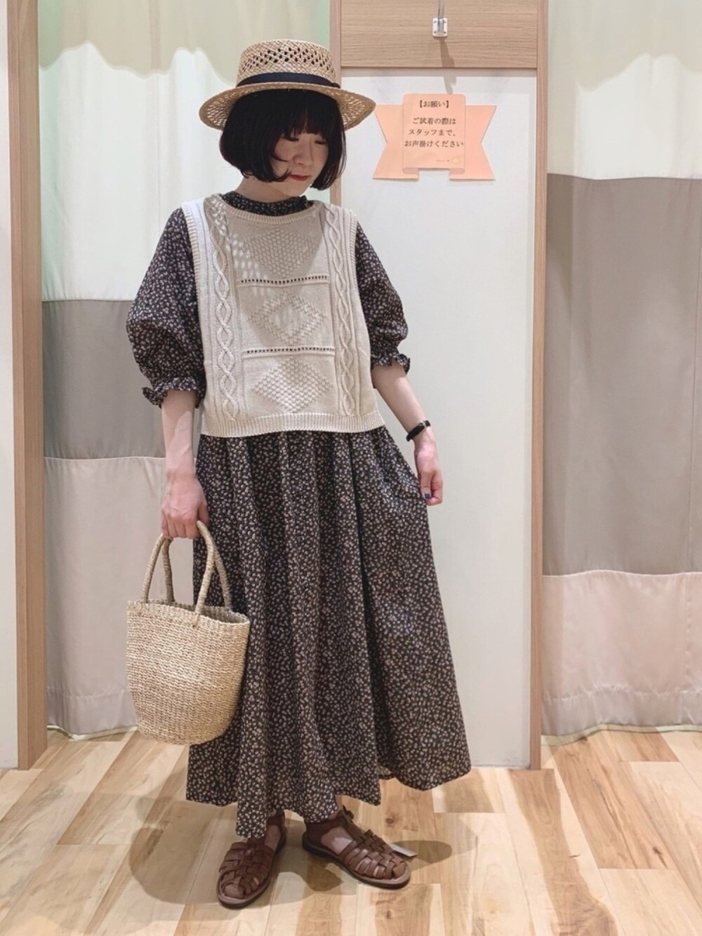 「Samansa Mos2、SM2、ガーリー、夏コーデ、低身長、花柄、カンカン帽、ベスト、かごバッグ、おしゃれさんと繋がりたい」｜「Samansa Mos2の透かし編みカンカン帽（ハット、ブラック系）」を使った、なかむらさん（レディース・152cm）の夏コーディネートの1枚目の写真