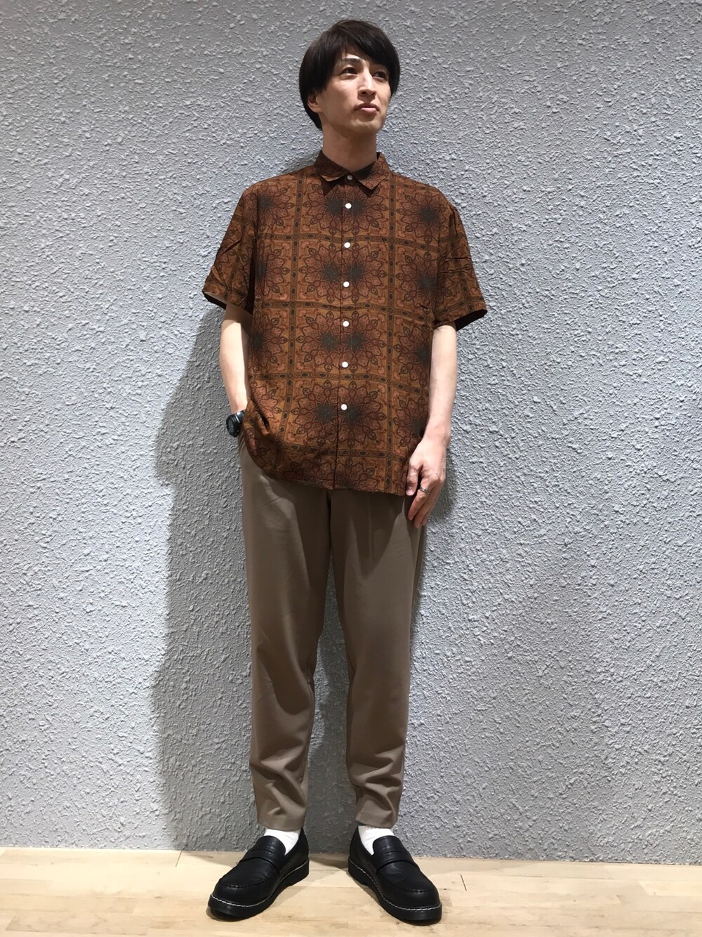 ブラウン系のシャツ/ブラウス、ベージュ系のその他パンツ、ブラック系のローファーを着用したメンズの夏コーディネートの1枚目の写真