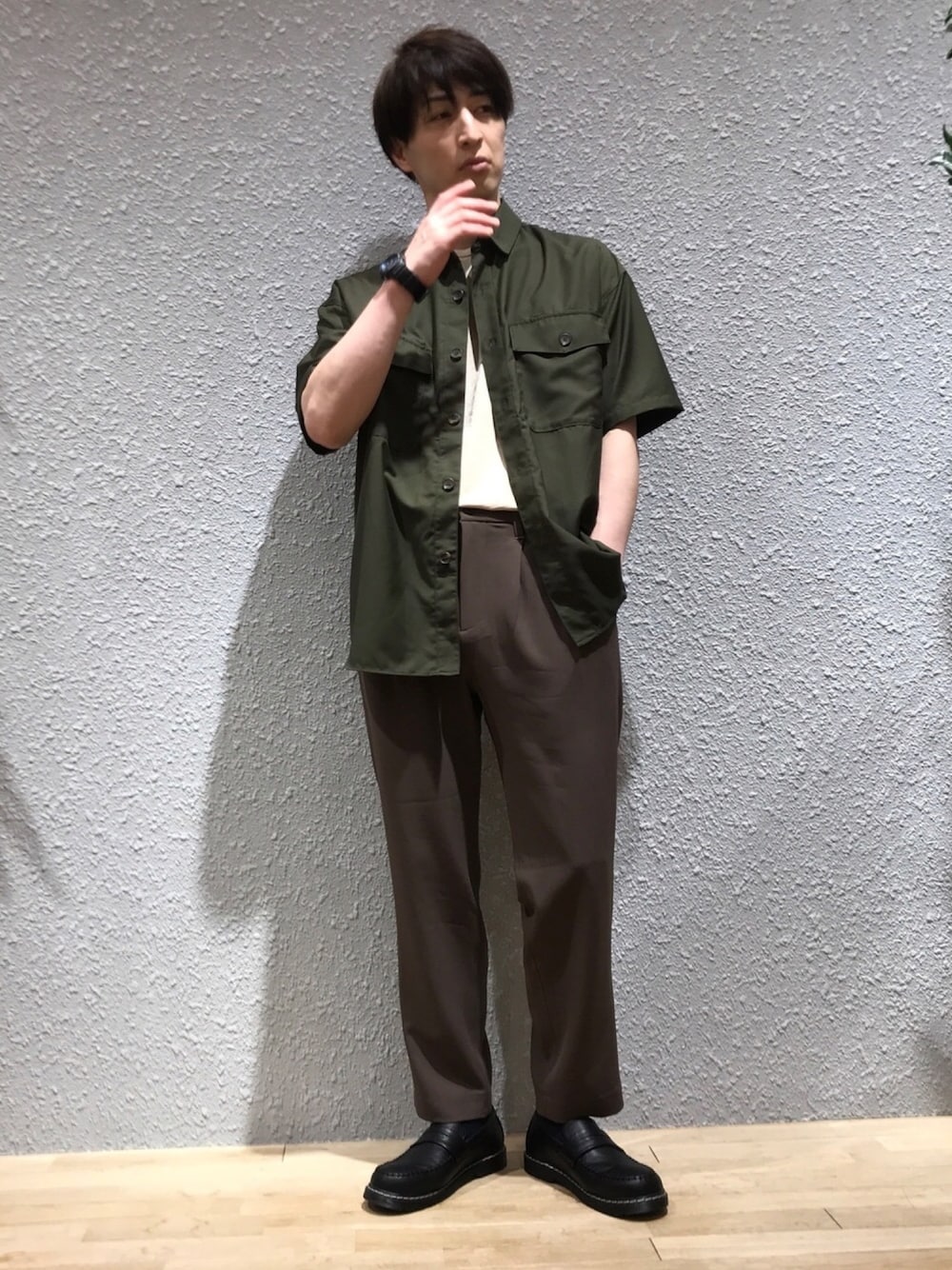 グリーン系のシャツ/ブラウス、ホワイト系のTシャツ/カットソー、ブラック系のローファーを着用したメンズの夏コーディネートの1枚目の写真