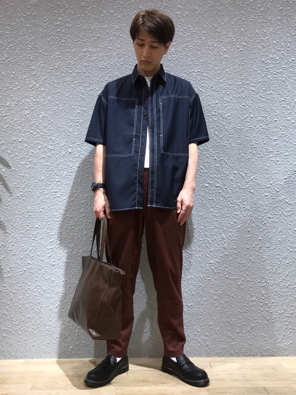 ブルー系のシャツ/ブラウス、パープル系のその他パンツ、ブラック系のローファーを着用したメンズの夏コーディネートの1枚目の写真