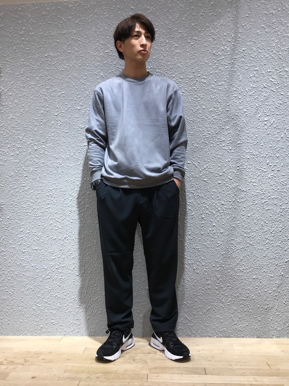 ブルー系のスウェット、ブルー系のその他パンツを着用したメンズの秋コーディネートの1枚目の写真