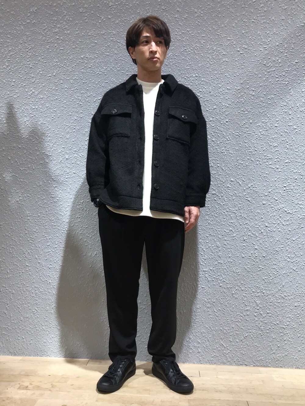 ブラック系のその他アウター、ブラック系のその他パンツ、ホワイト系のスウェットを着用したメンズの秋コーディネートの1枚目の写真