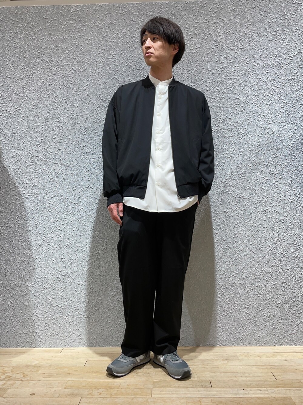 ブラック系のMA-1、ホワイト系のシャツ/ブラウス、ブラック系のスラックスを着用したメンズの春コーディネートの1枚目の写真