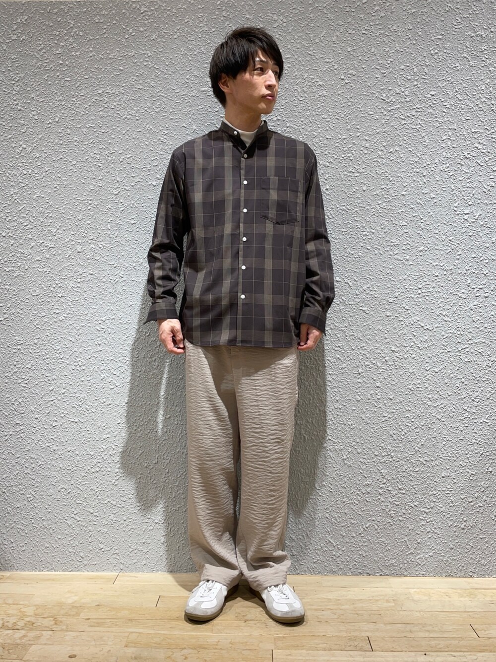 ブラウン系のシャツ/ブラウス、ベージュ系のその他パンツ、ホワイト系のスニーカーを着用したメンズの春コーディネートの1枚目の写真
