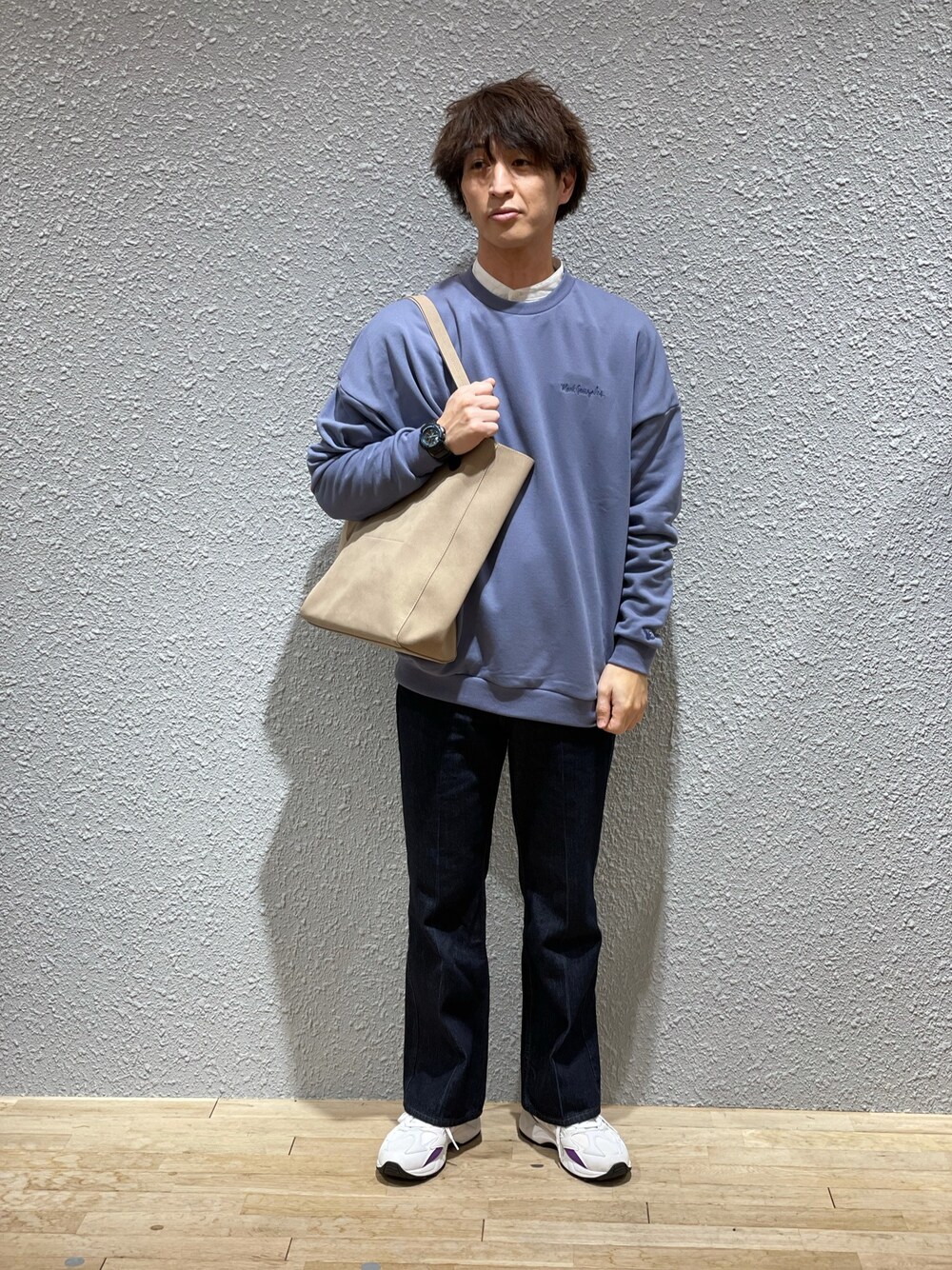 ブルー系のスウェット、ホワイト系のシャツ/ブラウス、ホワイト系のスニーカーを着用したメンズの春コーディネートの1枚目の写真