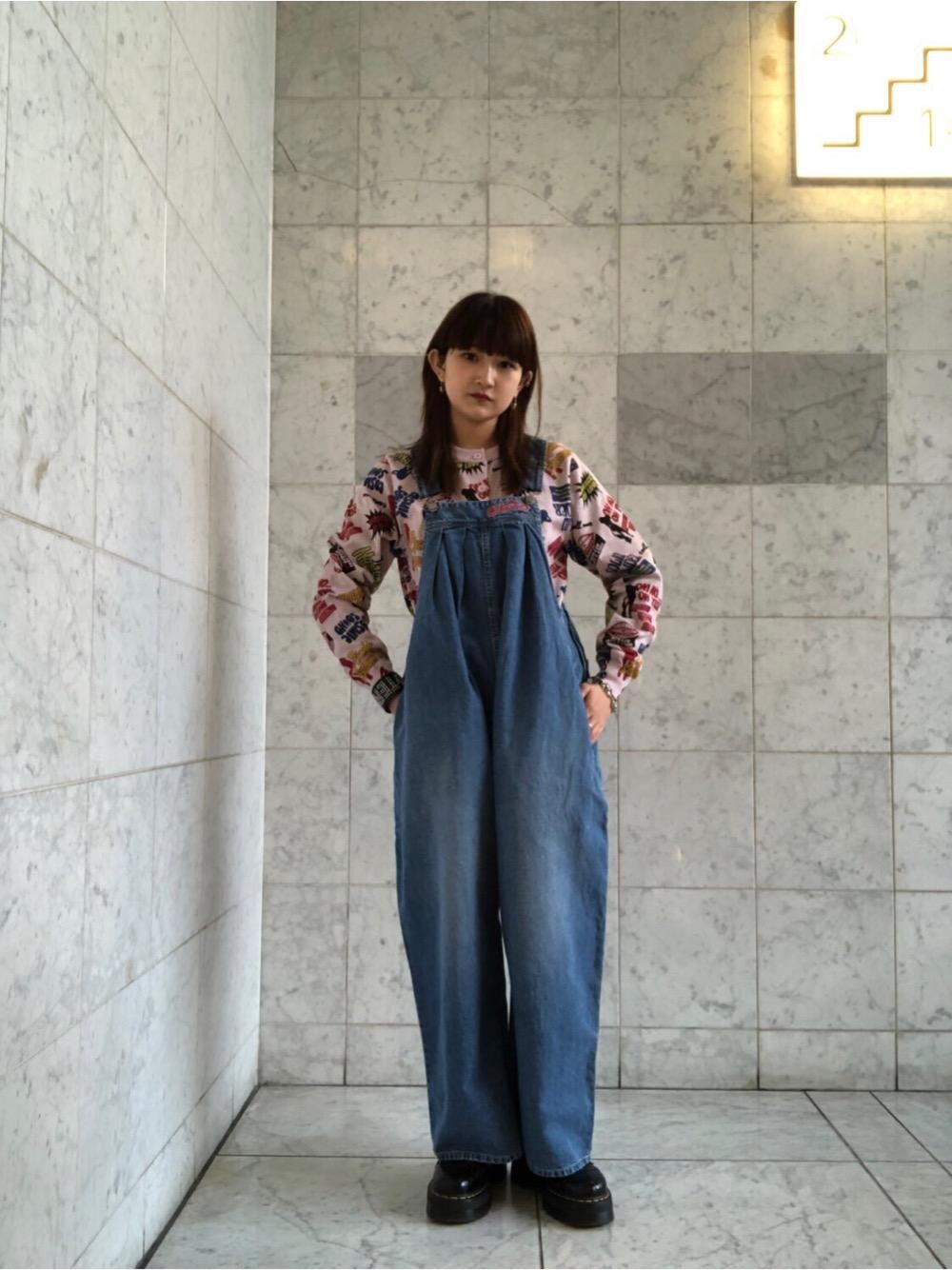 「サロペット、ヒステリックグラマー、ニットコーデ、アメカジコーデ、でにむ、hysteric glamour、らふこーで、ﾋﾞｯｸﾞｼﾙｴｯﾄ」｜「HYSTERIC GLAMOURのロゴ刺繍 デニムオールインワン（つなぎ/オールインワン、ブルー系）」を使った、トキワさん（レディース・155cm）の春コーディネートの1枚目の写真