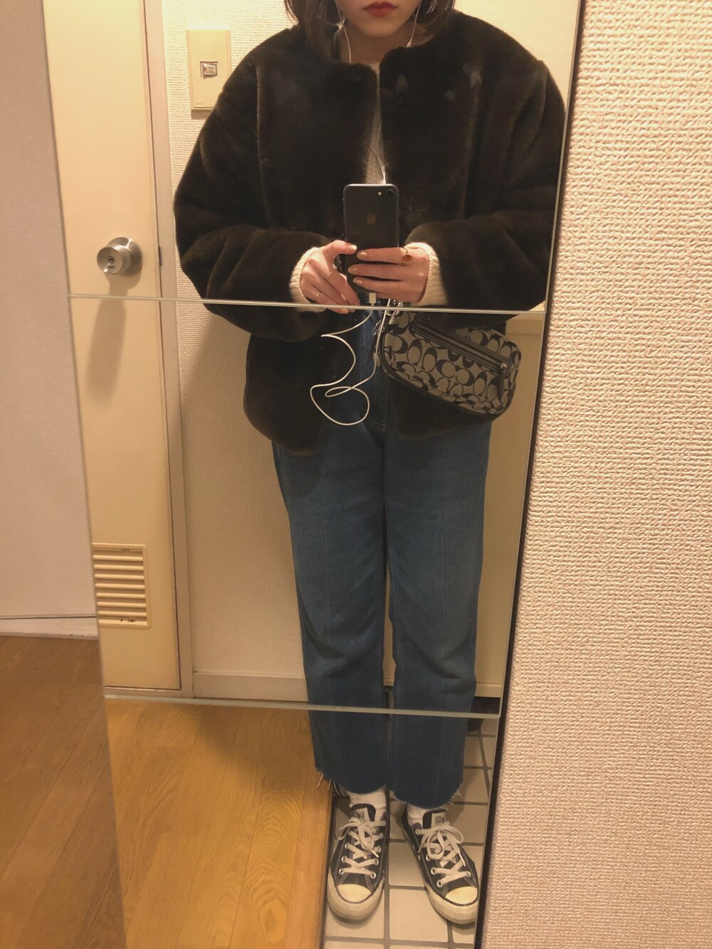 「冬、カジュアルコーデ、シンプル、スニーカーコーデ、プチプラ、古着、ファーコート、UNIQLO、converse、ohotoro」｜「OHTOROのアイテム（その他アウター、ブラウン系）」を使った、yuさん（レディース・158cm）の冬コーディネートの1枚目の写真