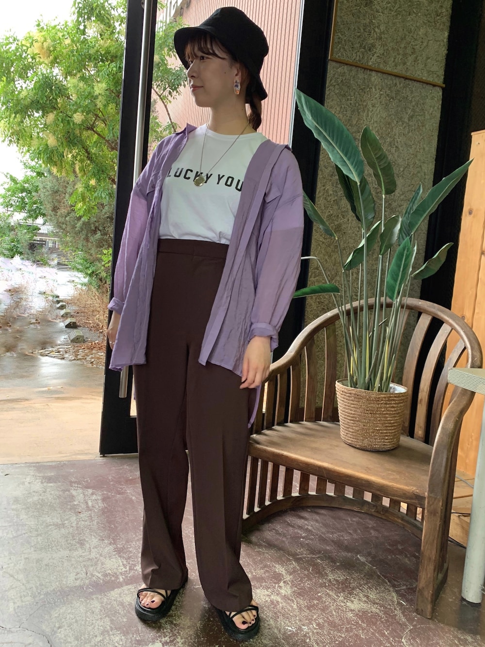 ホワイト系のTシャツ/カットソー、パープル系のシャツ/ブラウス、ブラウン系のパンツを着用したレディースの夏コーディネートの1枚目の写真