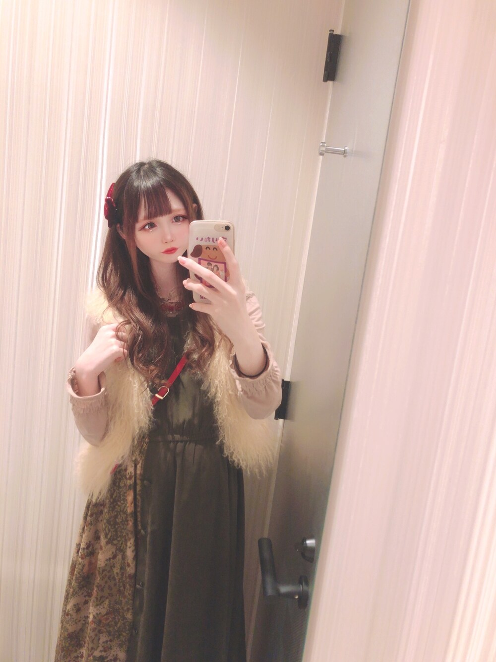 「秋冬コーデ、大人カジュアル、オトナ女子、ゆるコーデ、カジュアルコーデ、デート、デートコーデ」｜「axes femmeのガーデンフリルスタンド（Tシャツ/カットソー、ブラウン系）」を使った、ゆいたんさん（レディース・158cm）の秋コーディネートの1枚目の写真